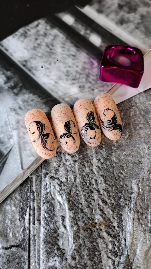 Από τεχνήτρια → εκπαιδεύτρια νυχιών (online instructor)» με εξειδίκευση σε ombré & γραμμικό σχέδιο