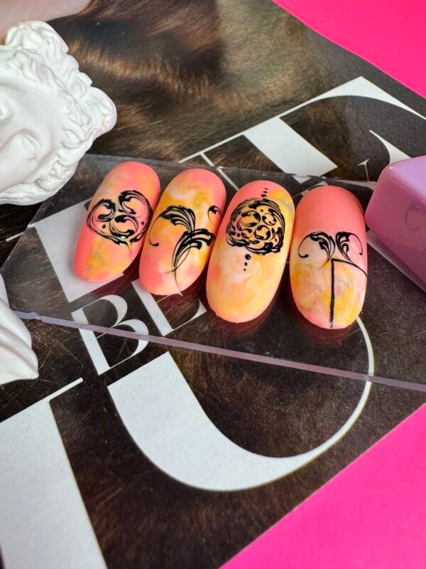 Από τεχνήτρια → εκπαιδεύτρια νυχιών (online instructor)» με εξειδίκευση σε ombré & γραμμικό σχέδιο