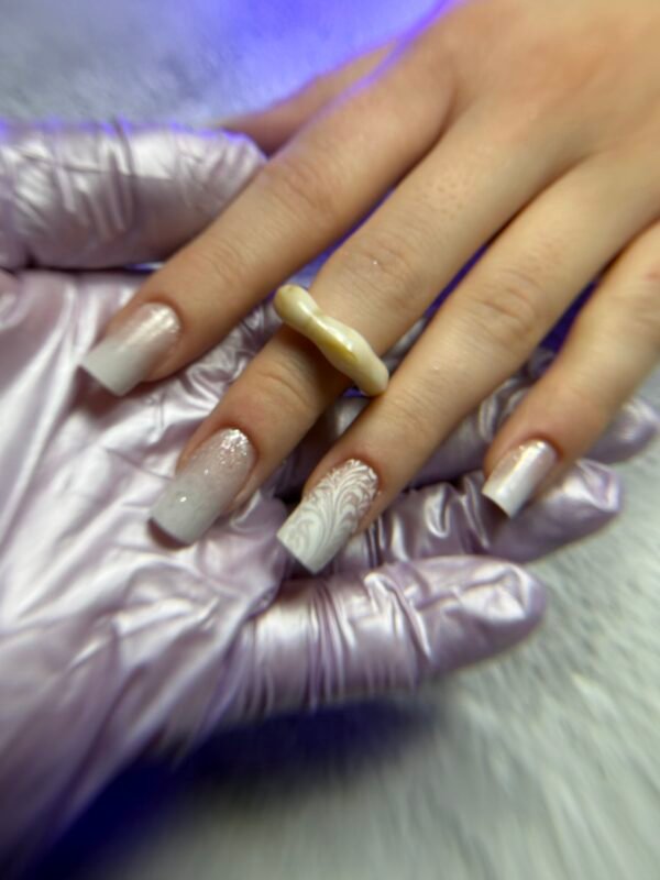 Από τεχνήτρια → εκπαιδεύτρια νυχιών (online instructor)» με εξειδίκευση σε ombré & γραμμικό σχέδιο