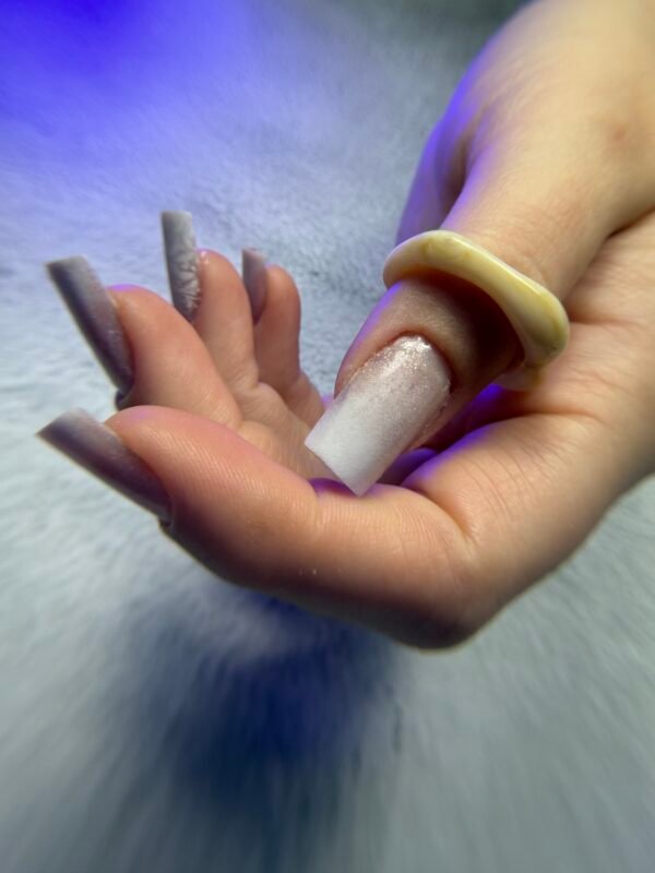 Από τεχνήτρια → εκπαιδεύτρια νυχιών (online instructor)» με εξειδίκευση σε ombré & γραμμικό σχέδιο